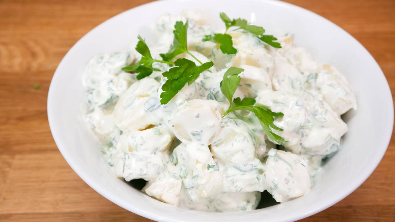 Hvid kartoffelsalat med krydderurter