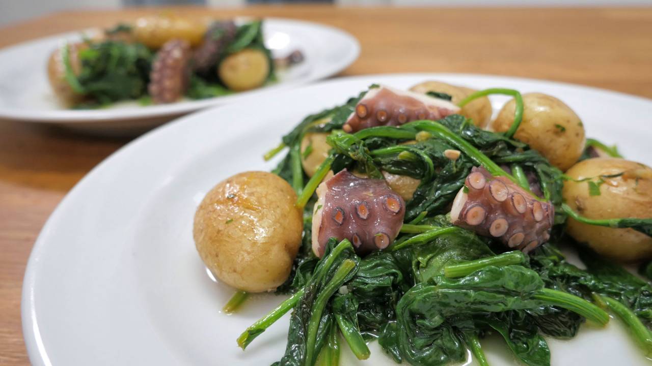 Stegt blæksprutte med spinat og kartofler