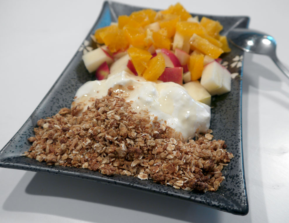 Hjemmelavet okara morgenmix, hjemmelavet youghurt, hjemmelavet sirup og appelsin. Appelsinen har jeg altså købt. Undskyld!