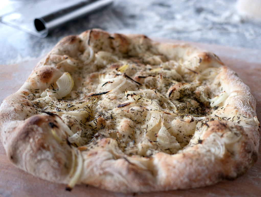 Pizza med løg, olie og timian